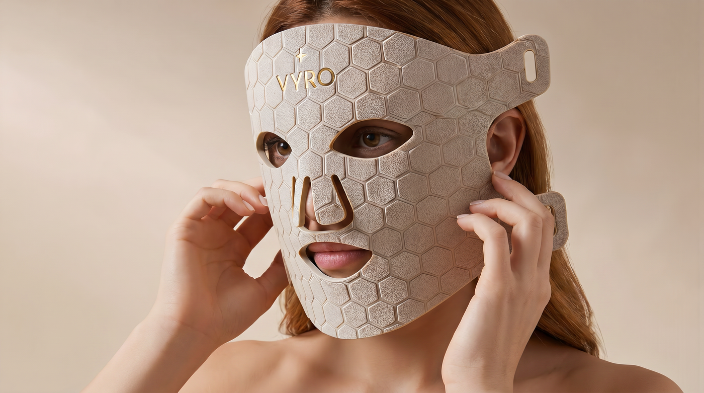 Femme portant le masque LED VYRO Glow Mask