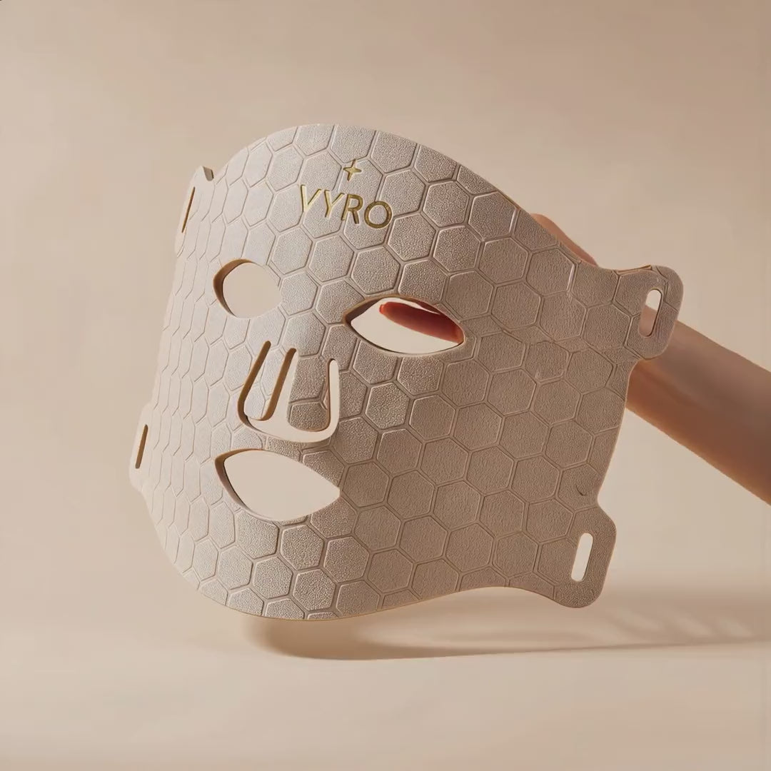 Masque LED VYRO présenté à la main