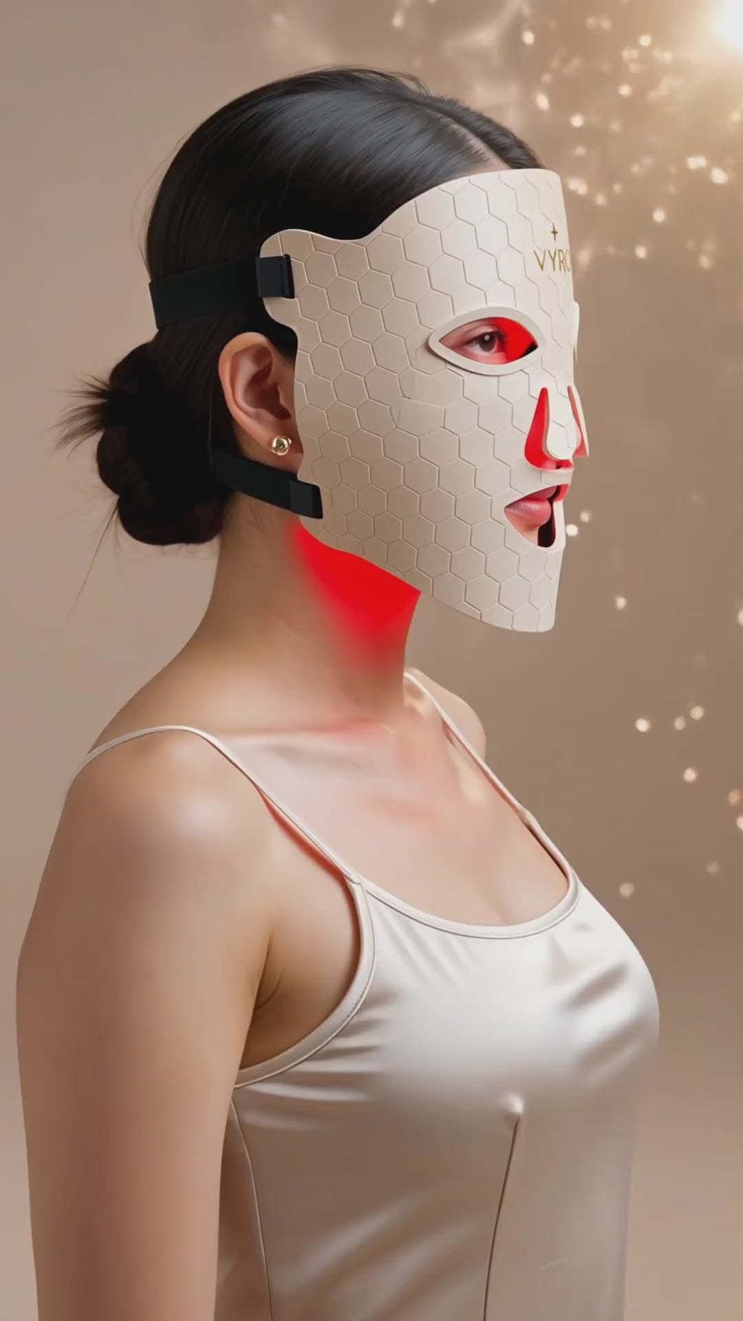 Femme portant le masque LED VYRO en lumière rouge
